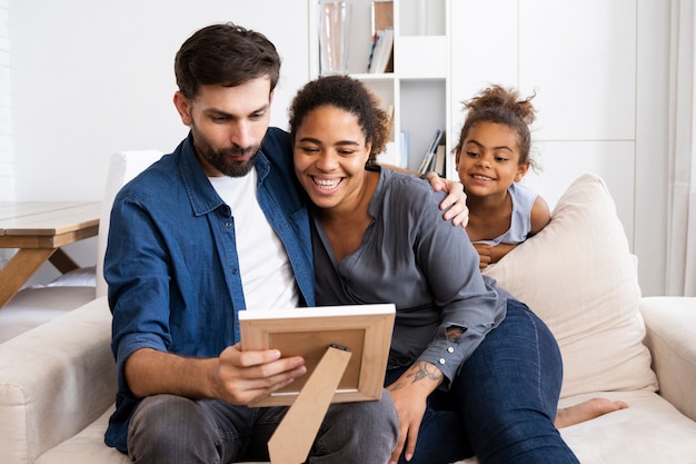 Foto nette familie, die zeit zusammen verbringt