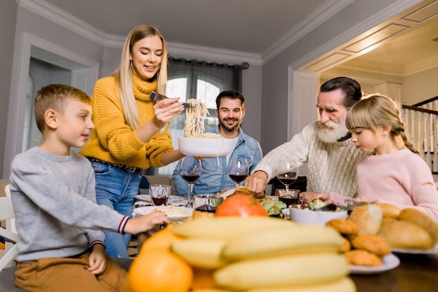 Nette Familie mit leckerem Abendessen