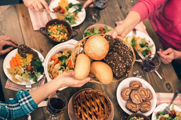 Nette Familie mit leckerem Abendessen?