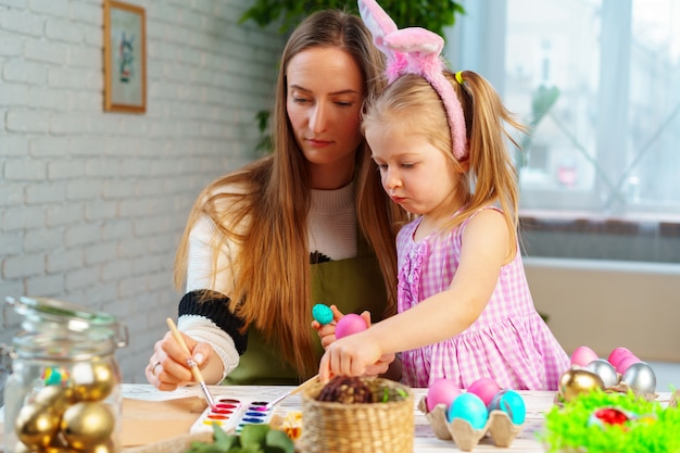 Nette Familie, Mutter und Tochter bereiten sich auf Osterfeier vor