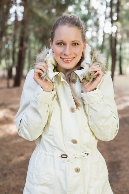 Nette Frau, die einen Weg in einem Wald hat