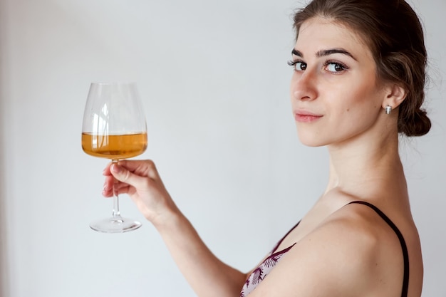 Nette Frau, die Glas Weißwein genießt. Kopierraum, Hintergrund, negativer Raum für Textüberlagerung, echte Menschen, menschliches Element, Sommer, Toast, Getränke, Cocktails, Feier, Jubel, Trinken