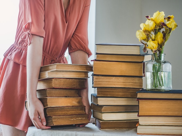 Nette Frau und Vintage Bücher