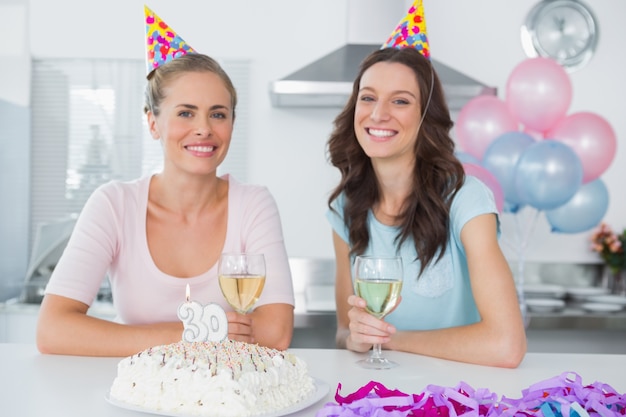 Nette Frauen, die Weißwein trinken und Geburtstag feiern