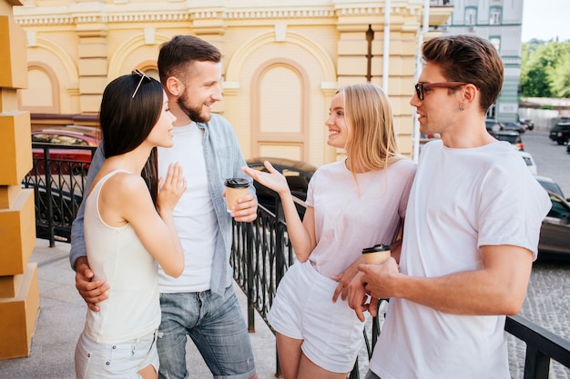 Nette Frauen und Männer stehen paarweise voreinander