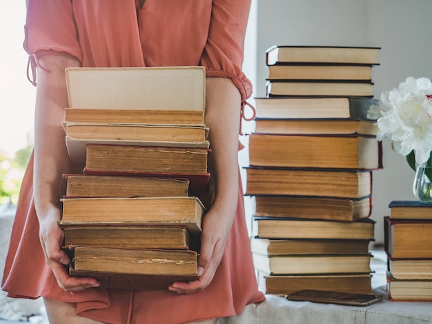 Nette Frauen und Vintage Bücher.