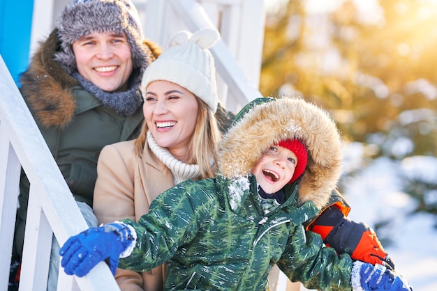 Nette glückliche Familie, die Spaß im Winterschnee hat. Foto in hoher Qualität