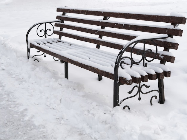 Nette Holzbank im Park im Winter