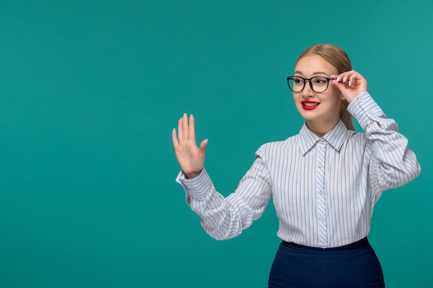 Nette junge blonde Frau der Geschäftsdame im Bürooutfit und in den Gläsern, die Stoppschild zeigen