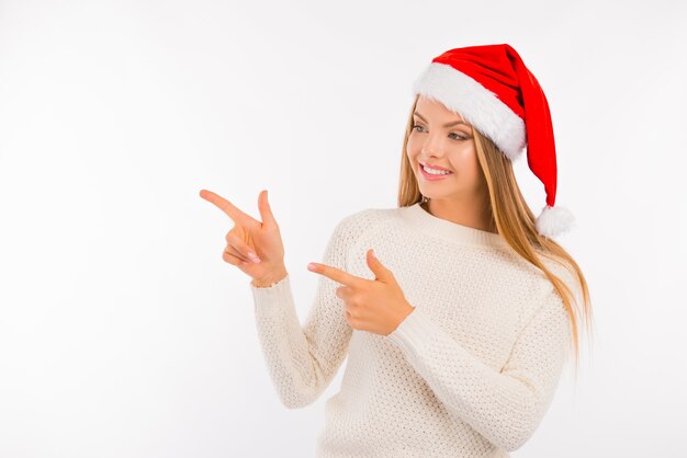 Nette junge Frau mit einer Weihnachtsmütze