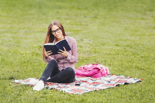 Nette junge Studentin im karierten Hemd