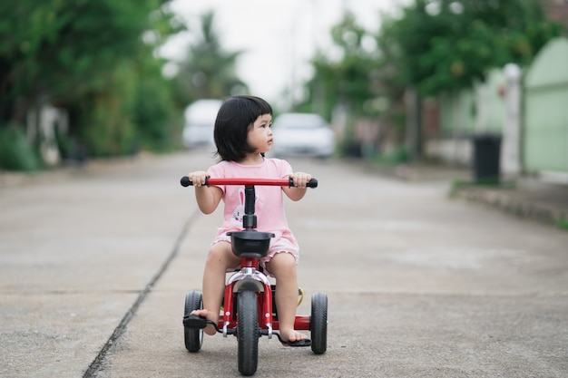 Nette Kinder, die Fahrrad fahren. Kinder genießen eine Fahrradtour.