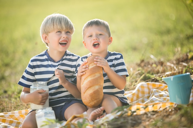 Nette Kinder, die Milch trinken und Brot essen