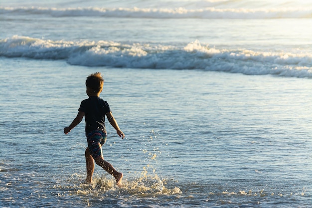 Nette Kinder, die sich im Sommer am Sandstrand amüsieren