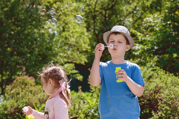 Nette Kinder spielen im Park