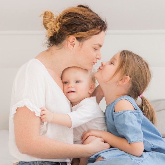 Nette kleine Kinder, die Zeit mit Mutter genießen