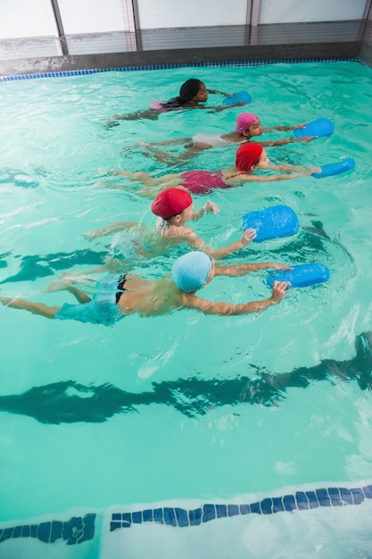 Nette kleine Kinder im Swimmingpool