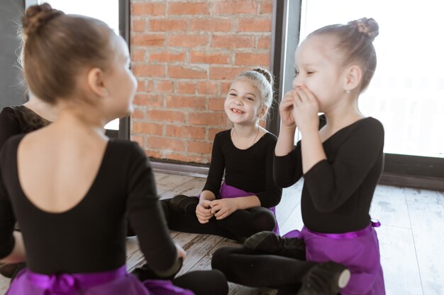 Nette kleine Kindertänzer im Tanzstudio