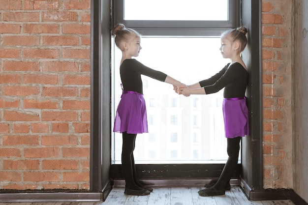 Nette kleine Kindertänzer im Tanzstudio