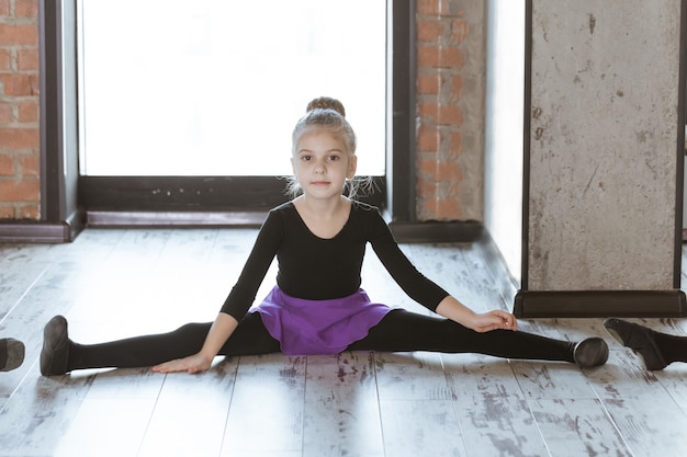 Nette kleine Kindertänzer im Tanzstudio