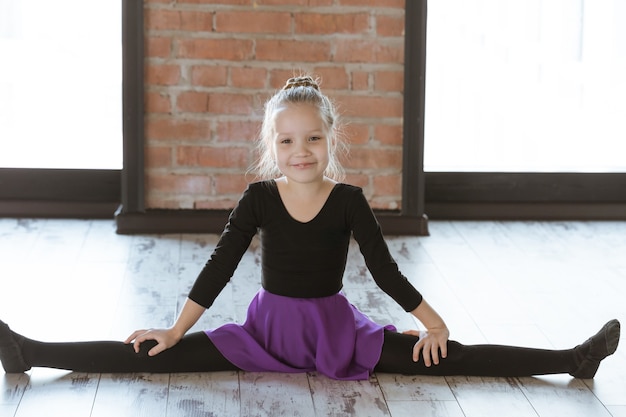 Nette kleine Kindertänzer im Tanzstudio