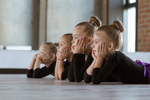 Nette kleine Kindertänzer im Tanzstudio