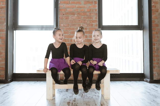 Foto nette kleine kindertänzer im tanzstudio