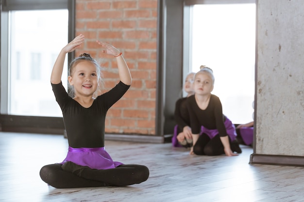 Nette kleine Kindertänzer im Tanzstudio