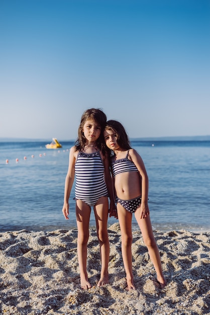 Nette kleine Mädchen am Strand