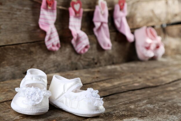 Foto nette kleinkindschuhe auf hölzernem hintergrund