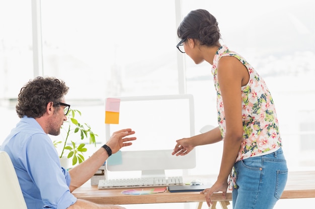 Nette Kollegen, die zusammen mit Computer arbeiten