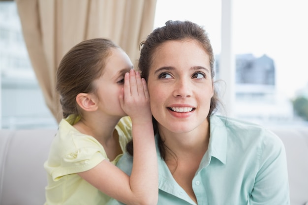 Nette Mutter und Tochter auf der Couch