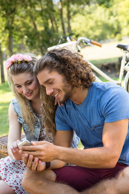 Nette Paare, die ein Picknick haben