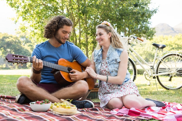 Nette Paare, die ein Picknick haben