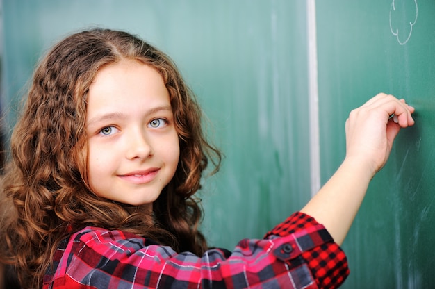 Nette reizende Schulkinder am Klassenzimmer, das Bildungsaktivitäten hat