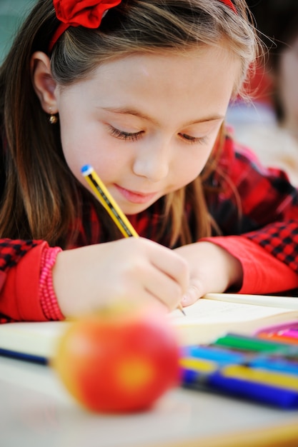 Nette reizende Schulkinder am Klassenzimmer, das Bildungsaktivitäten hat