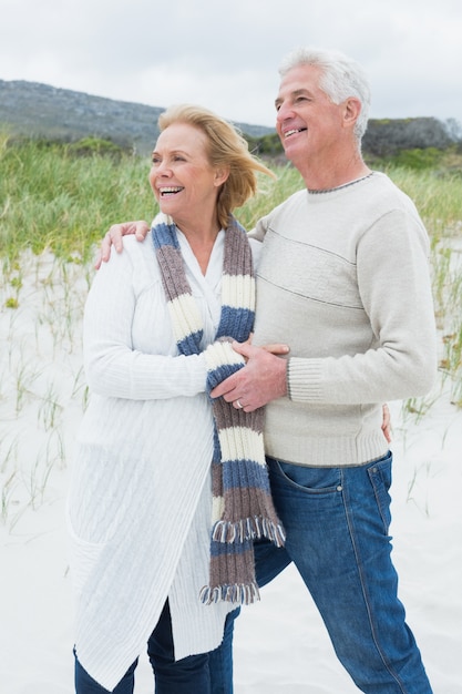 Nette romantische ältere Paare am Strand