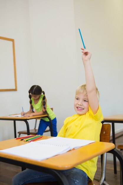 Nette Schüler, die an den Schreibtischen im Klassenzimmer färben