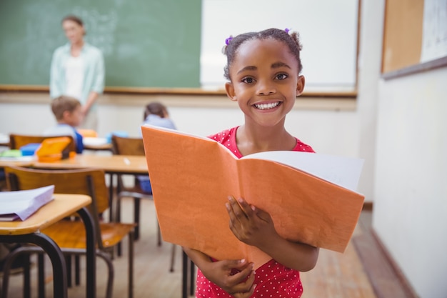 Nette Schüler, die an der Kamera im Klassenzimmer lächeln