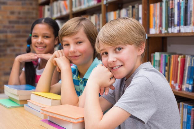 Nette Schüler, die Kamera in der Bibliothek betrachten