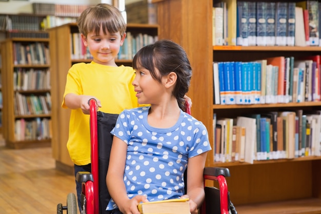 Nette Schüler in der Bibliothek