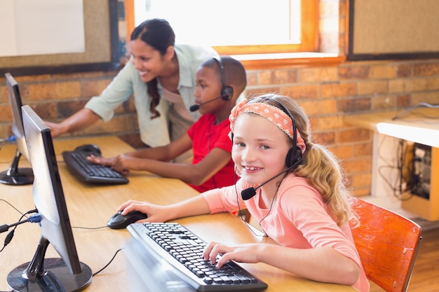 Nette Schüler in der Computerklasse mit Lehrer