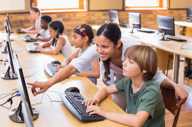 Nette Schüler in der Computerklasse mit Lehrer