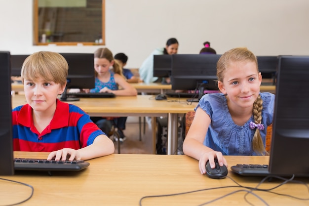 Nette Schüler in der Computerklasse mit Lehrer