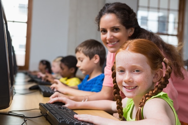 Nette Schüler in der Computerklasse mit Lehrer