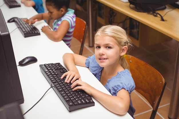 Nette Schüler in der Computerklasse