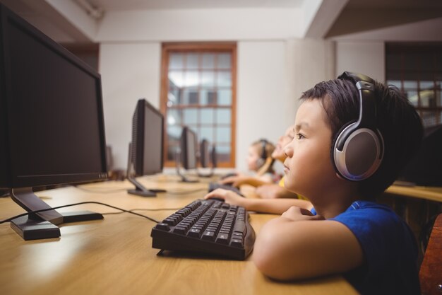 Nette Schüler in der Computerklasse