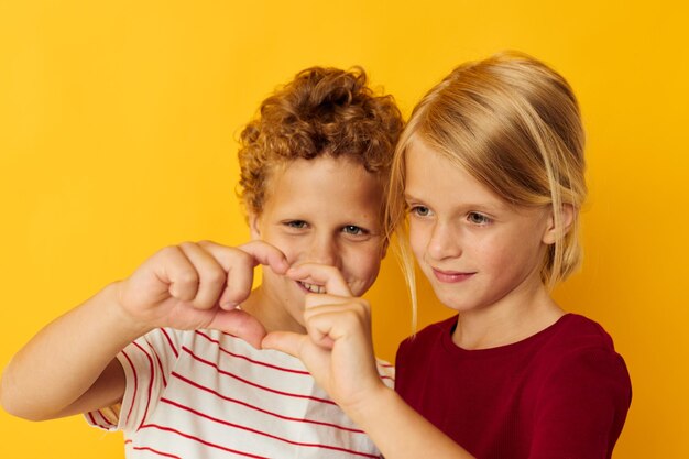 Nette stilvolle Freizeitkleidung für Kinder, Spaß zusammen isolierter Hintergrund