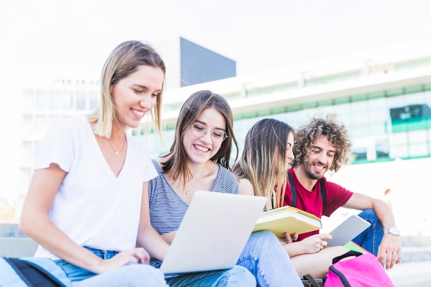 Nette Studenten, die auf Straße studieren