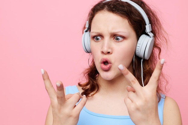 Nette tragende Kopfhörermusikhauptmode des jungen Mädchens unverändert